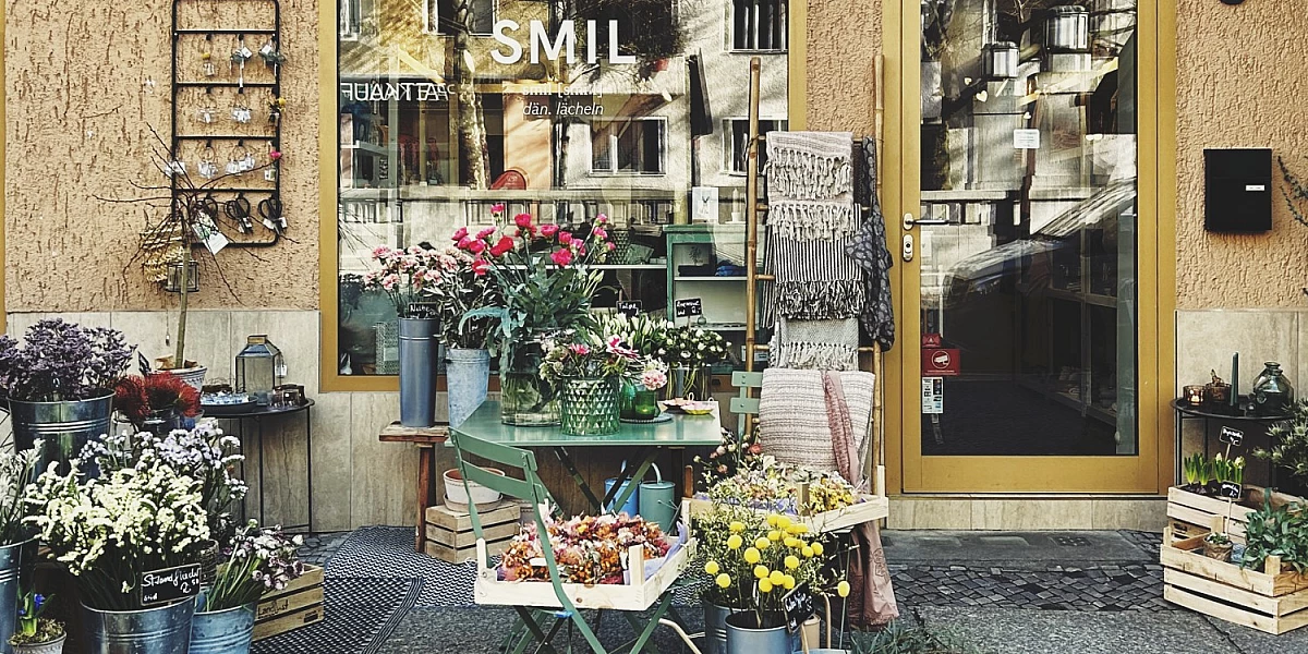 Foto eines Geschäfts mit Blumen davor. Auf der Scheibe steht SMIL in Großbächstaben für dänisch Lächeln