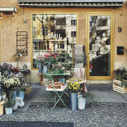 Foto eines Geschäfts mit Blumen davor. Auf der Scheibe steht SMIL in Großbächstaben für dänisch Lächeln
