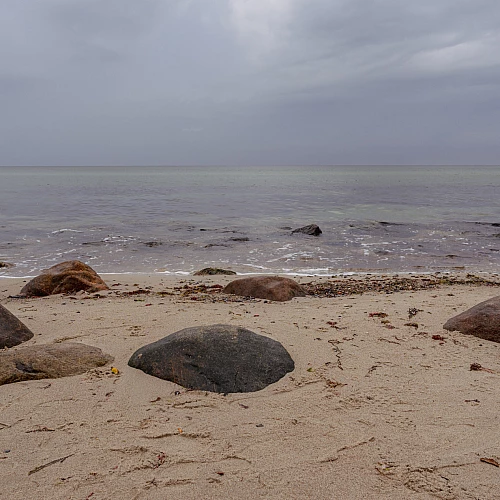 Blick auf das düstere Meer