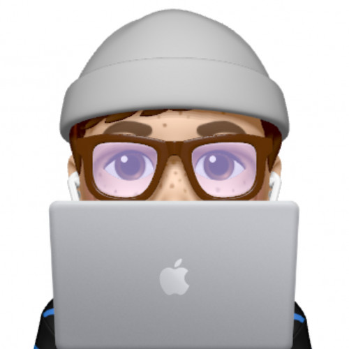 Memoji: Kopf mit grauer Mütze, kurzen braunen Haaren und großer Brille mit braunem Rahmen. Davor ein Macbook.
