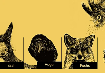 Auf gelbem Hintergrund sind die Zeichnungen von drei Köpfen zu sehen: ein Esel, eine Krähe, ein Fuchs. In schwarzem Rahmen steht jeweils daneben: Esel, Vogel, Fuchs. Daneben befindet sich das schwarze Logo. Von der rechten oberen Ecke schaut ein Eichhörnchen herab.