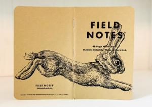 Aufgeklapptes Field Notes Heft. Auf dem Rücken die Illustration eines von links nach rechts springenden Hasen.
