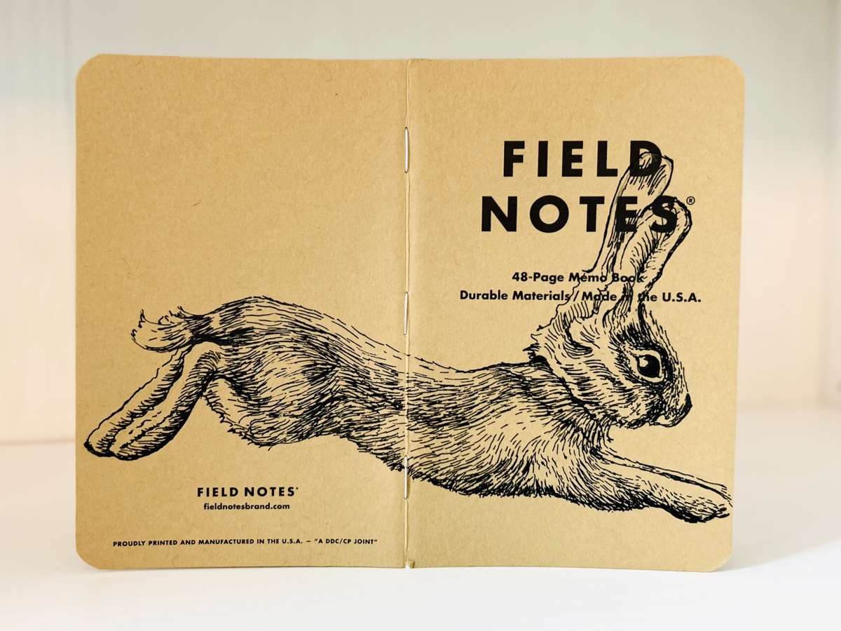 Aufgeklapptes Field Notes Heft. Auf dem Rücken die Illustration eines von links nach rechts springenden Hasen.