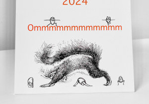 Der Kalender Ommmmmmmmmmmm - Yoga für Eichhörnchen & ähnlich veranlagte Menschen - Postkartenkalender 2024 steht aufgeklappt auf einer weißen Fläche. Auf dem Cover ist ein Eichhörnchen zu sehen, das die Position des herabschauenden Hundes praktiziert. Fünf Haselnüsse praktizieren ebenfalls Yoga.