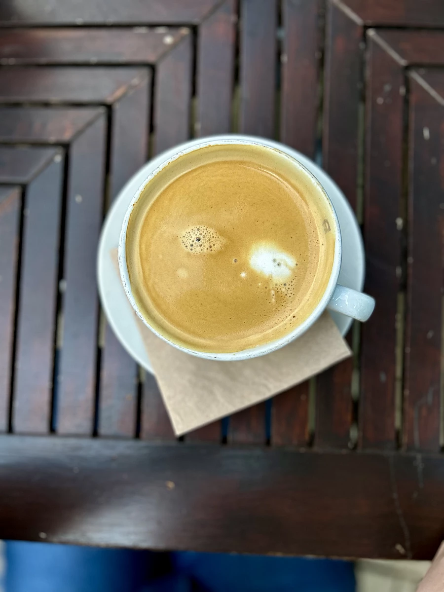 Foto einer Kaffeetasse, die auf einem Holztisch steht