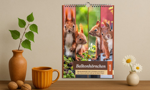 KI generierte Szene: Auf einer Holzunterlage stehen zwei Vasen mit Blumen. Des Weiteren dort vorhanden sind eine Tasse und drei Walnüsse. An einer getönten Wand hängt der Balkonhörnchen-Kalender.