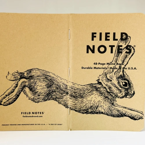 Aufgeklapptes Field Notes Heft. Auf dem Rücken die Illustration eines von links nach rechts springenden Hasen.