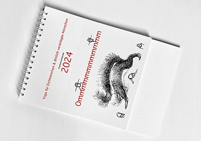Der Kalender Ommmmmmmmmmmm  liegt flach und diagonal auf einer weißen Fläche. Auf dem Cover ist ein Eichhörnchen zu sehen, das die Position des herabschauenden Hundes praktiziert.  Fünf Haselnüsse praktizieren ebenfalls Yoga.