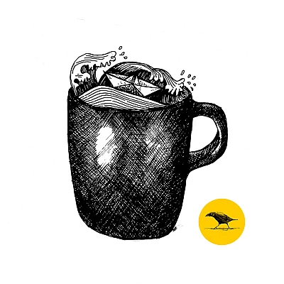 Tintezeichnung. Ein Kaffeebecher auf dem oben eine Welle schwappt. Auf der Welle schippert ein Papierschiffchen