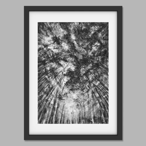 Das Bild im Rahmen an einer grauen Wand